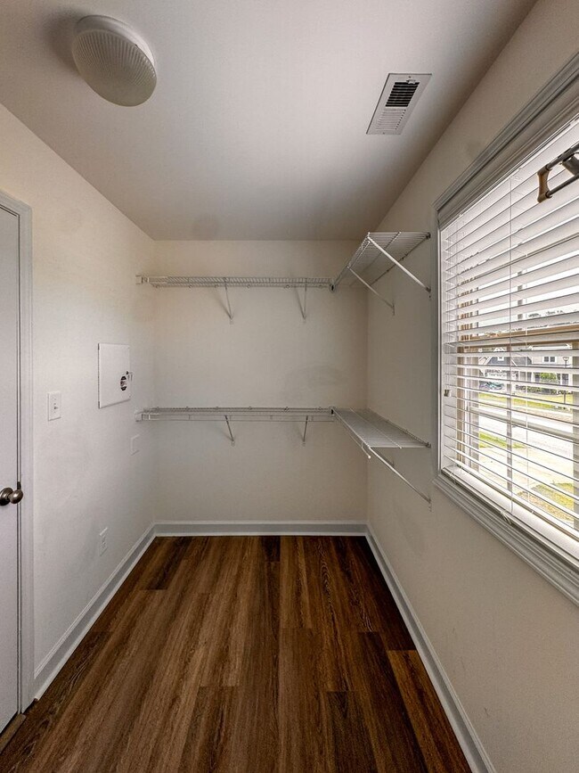 Building Photo - Well-Maintained 4 Bed 2.5 Bath Home in Westgate