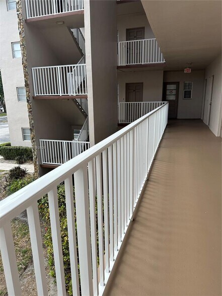 Building Photo - 8121 SW 24th Ct