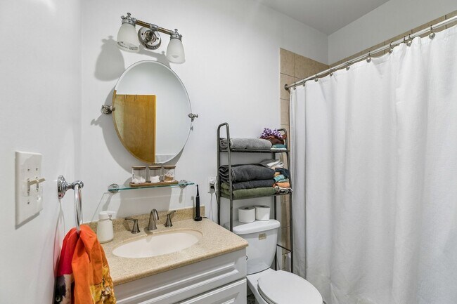 Building Photo - Well-maintained 2-bedroom, 1-bath bi-level apartment | Washington Square West