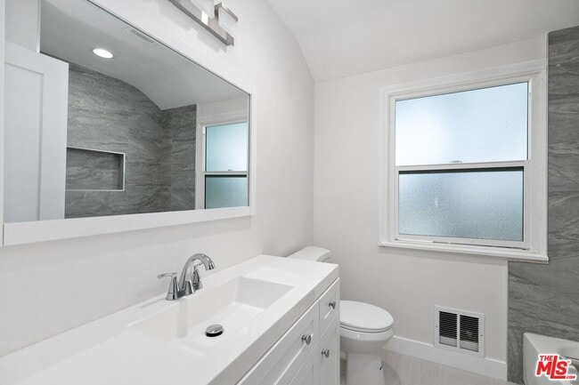 Building Photo - 8918 Cadillac Ave