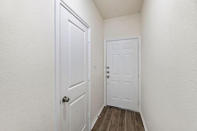 Building Photo - AVAILABLE NOW! 3 BEDROOM TRIPLEX LOCATED IN BONHAM, TEXAS!