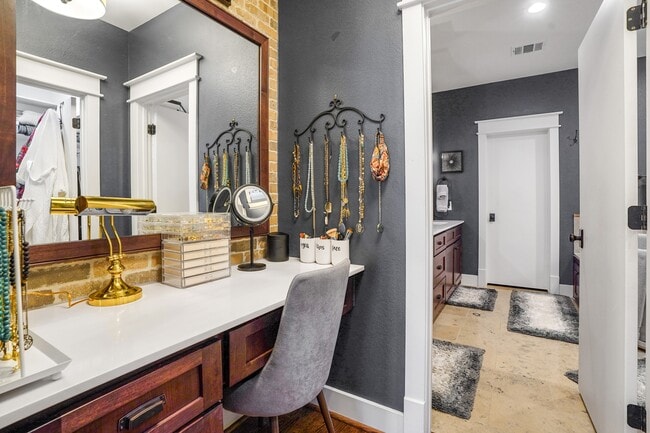 Building Photo - 508 W Polk St