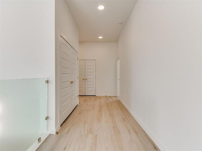 Building Photo - 605 N Idaho Ave