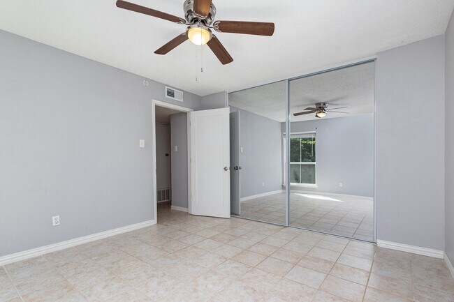 Building Photo - 4665 Country Creek Dr