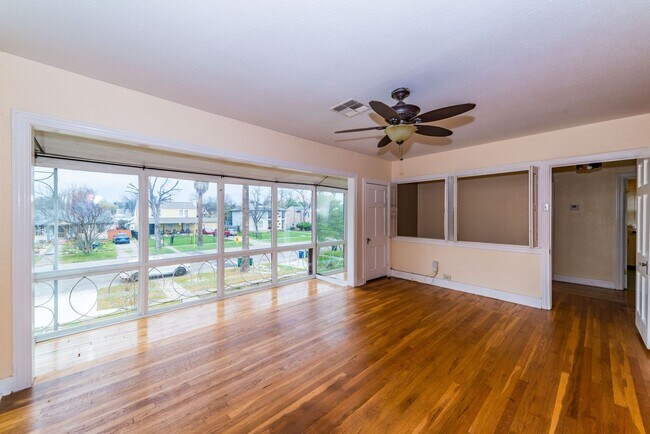 Building Photo - 2218 W Mistletoe Ave