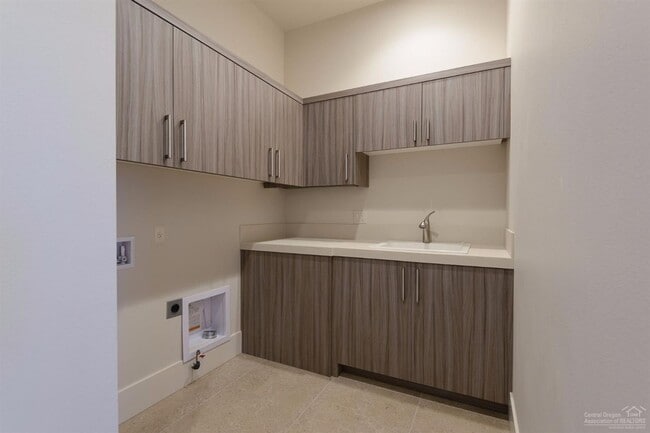 Building Photo - Beautiful custom Tripleknot townhome in Te...