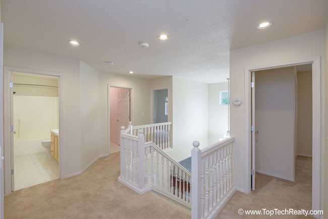 Building Photo - Beautiful 4 Bedrm* 2.5 Bath* Single Family...