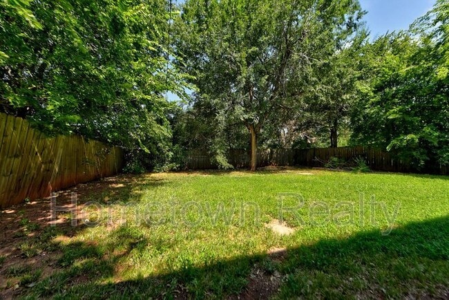 Building Photo - 3513 Springlake Dr