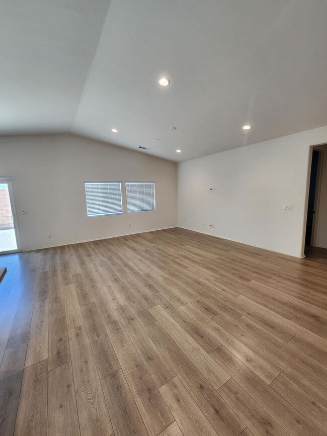 Building Photo - Newer 4 Bed / 3 bath Home MOVE-IN NOW SPECIAL!