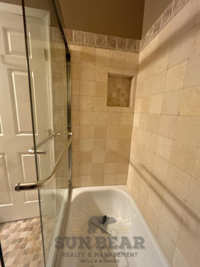 Building Photo - 3 Bedroom - Great Location!
