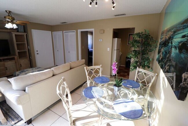 Building Photo - One bedroom apartment 7 or 12 months rental terms available/ Apartamento disponible amueblado o s...
