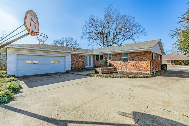 Building Photo - 3910 Douglas Dr
