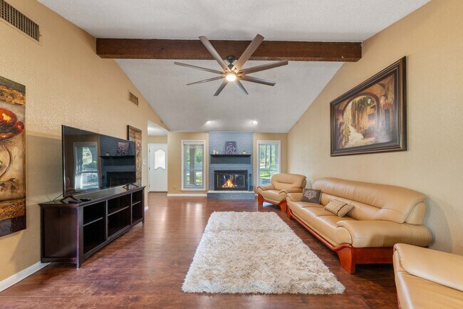 Building Photo - Charming 3-Bed Home with Fireplace & Garage in New Braunfels – 1,505 Sq Ft of Comfort