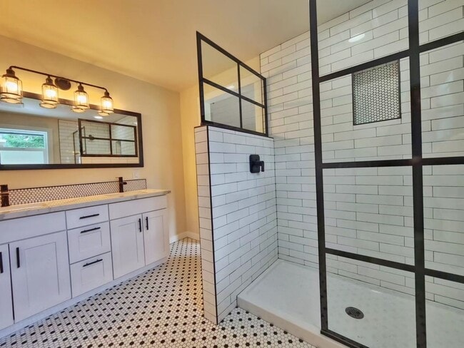 Building Photo - Beautilfully Remodeled 4 Bed 2.75 Bath Ram...