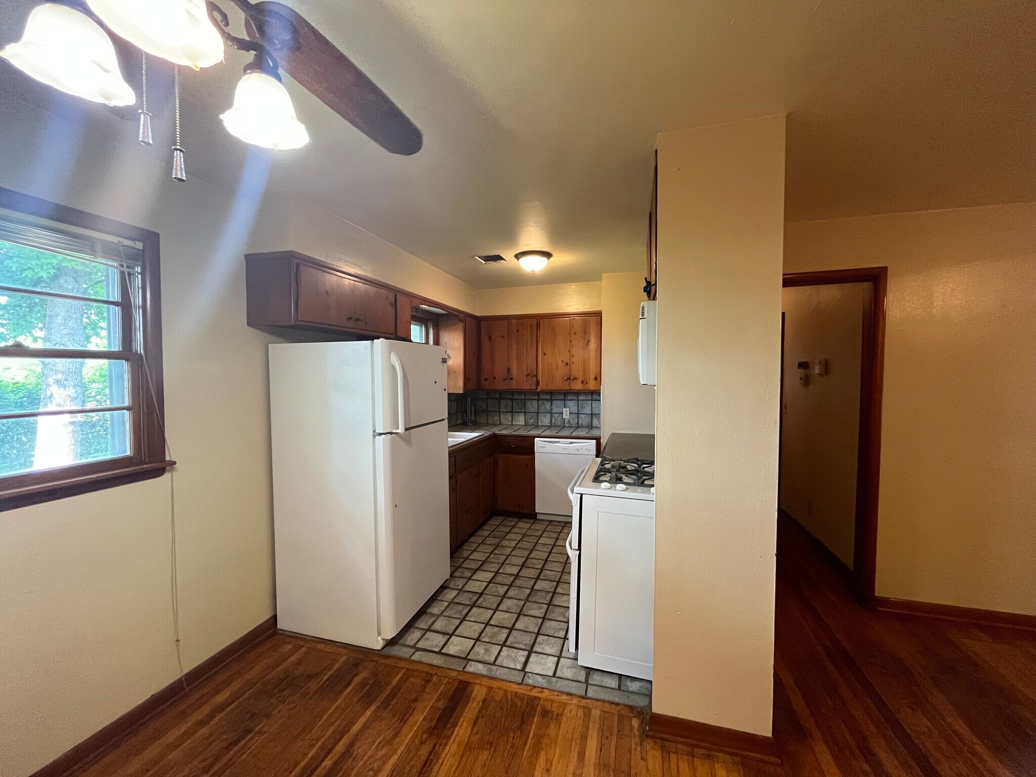 Building Photo - 511 Fleetwood Dr