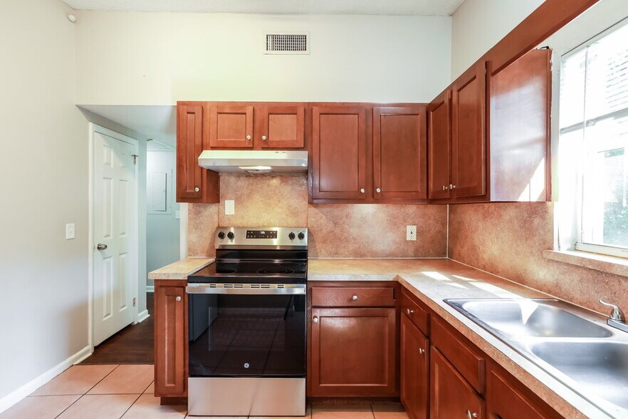 Building Photo - 7829 Dubois Dr