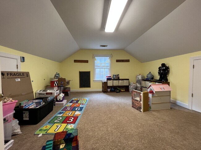 Building Photo - Beautifully Remodeled Colonial in James La...