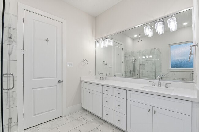 Building Photo - 1236 W 21st St