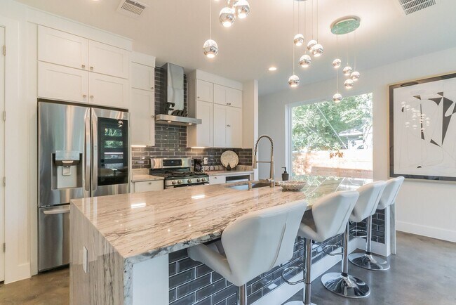 Building Photo - TX-AUS-113DEN