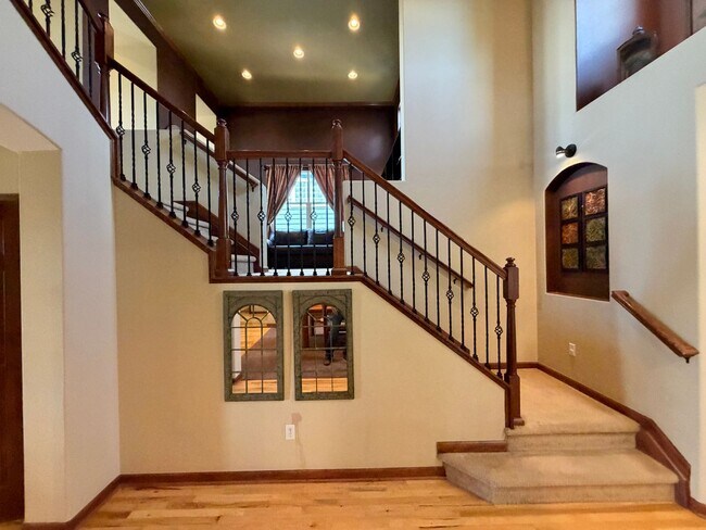 Building Photo - Luxury Furnished Executive Home with Entertainers Basement, Trex Deck & 3-Car Garage