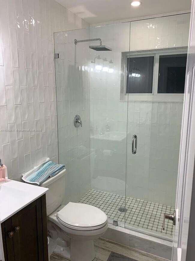 Building Photo - 600 NE 7th Ave