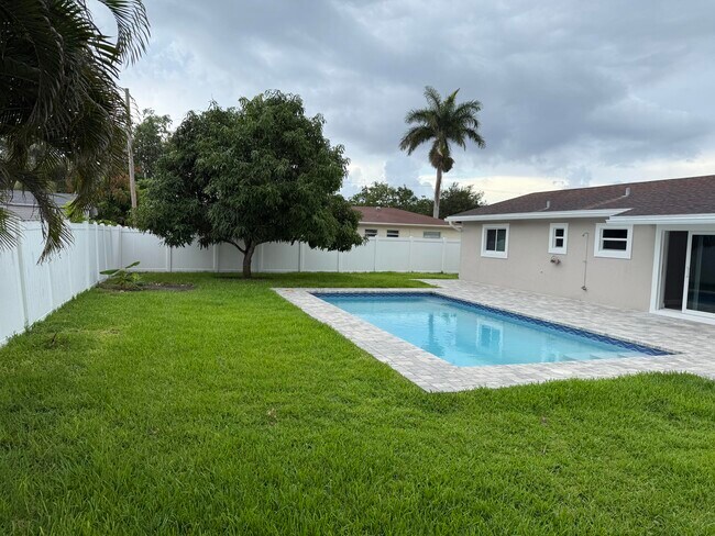 Building Photo - 105 Palamino Cir