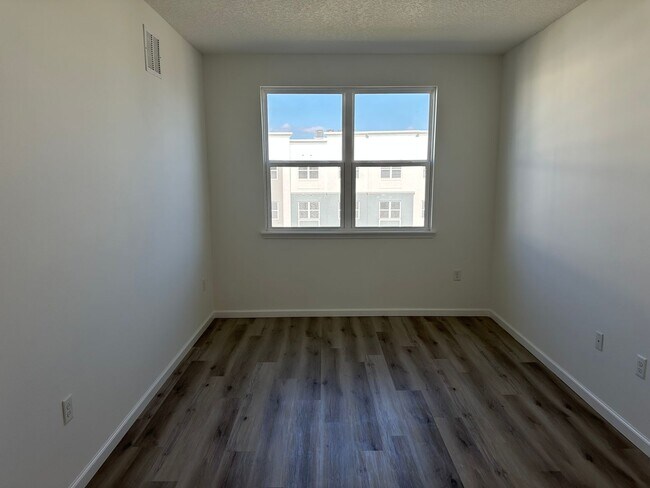 Building Photo - Spacious 2-Bedroom + Den Apartment in Prim...