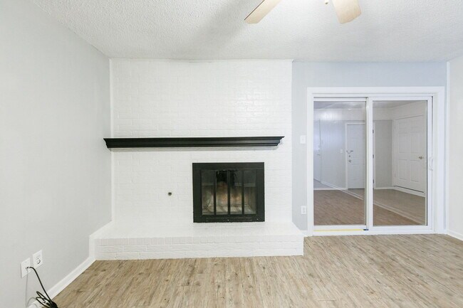 Building Photo - 3 Bedroom with 2 living rooms