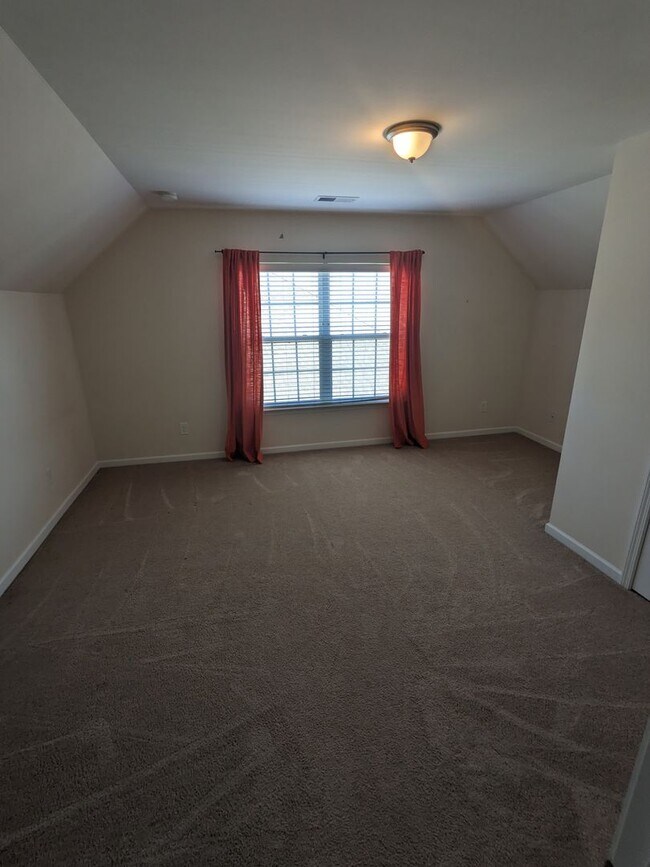 Building Photo - Stunning 7 Bedroom House with a Loft and U...