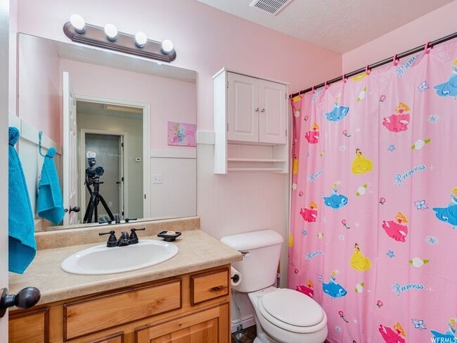 Building Photo - Beautiful Riverton Townhome w 1 car garage...