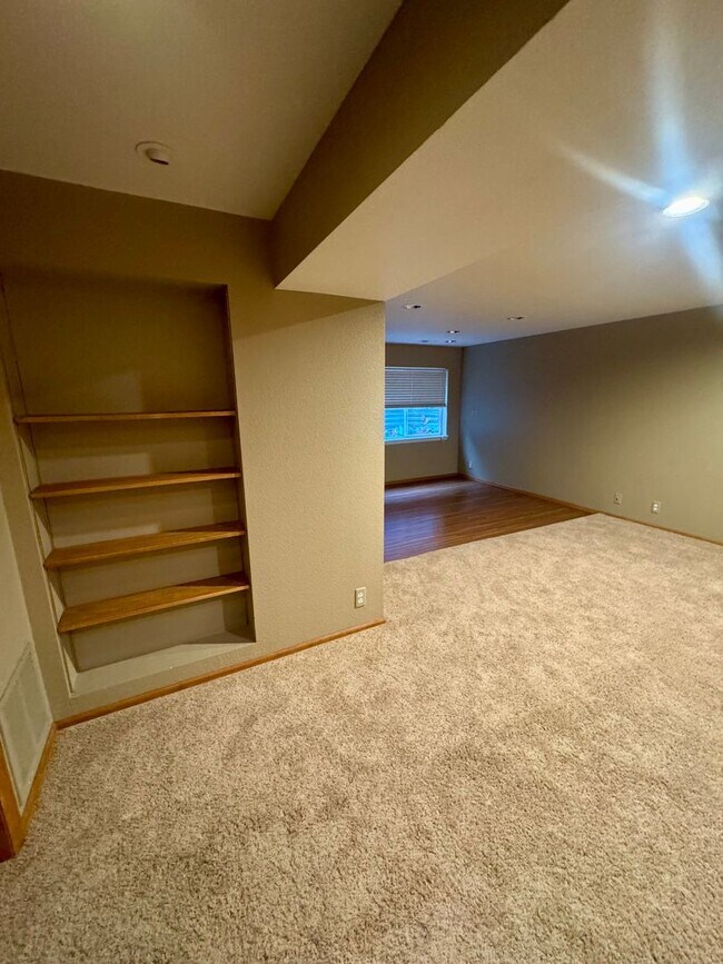Building Photo - Gorgeous 4 bedroom with Loft and 3 car gar...