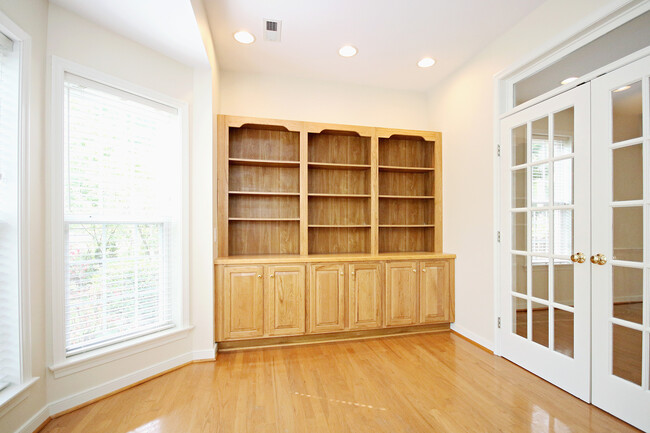 Building Photo - Spacious Foxcroft Home With Fenced Yard