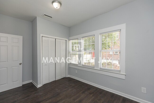 Building Photo - 350 W 25th St