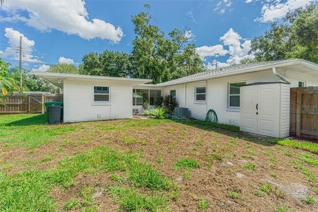 Building Photo - 701 W Henry Ave