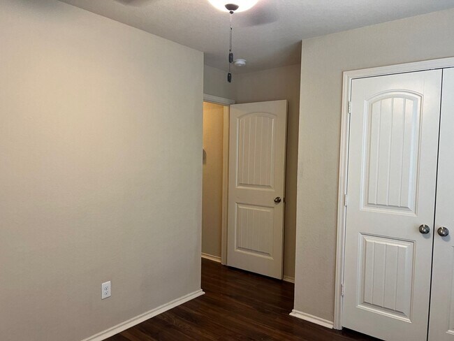 Building Photo - Great Home In The Meadows