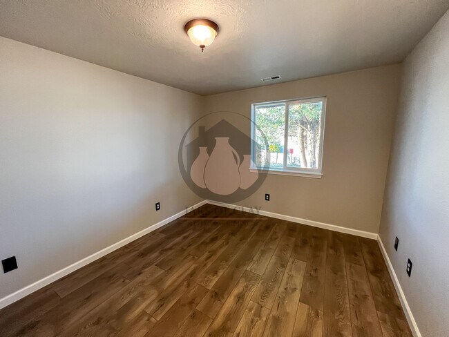 Building Photo - Charming Keizer Home-Coming First week of February