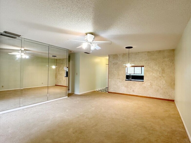 Building Photo - 924 SW 9th Street Cir