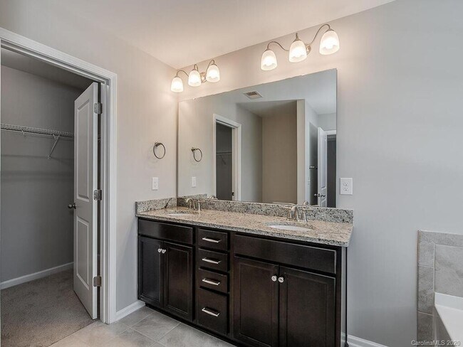 Building Photo - Charming 4 beds 2.5 baths Home in Berewick!