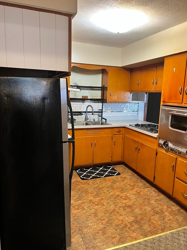 Nice kitchen - 4351 Dover Center Rd