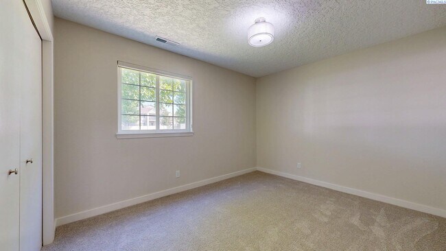 Building Photo - 2 bed, 2 bath townhome in Meadow Springs