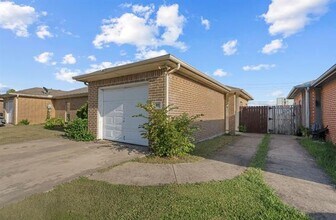 Building Photo - 989 Lake Dr
