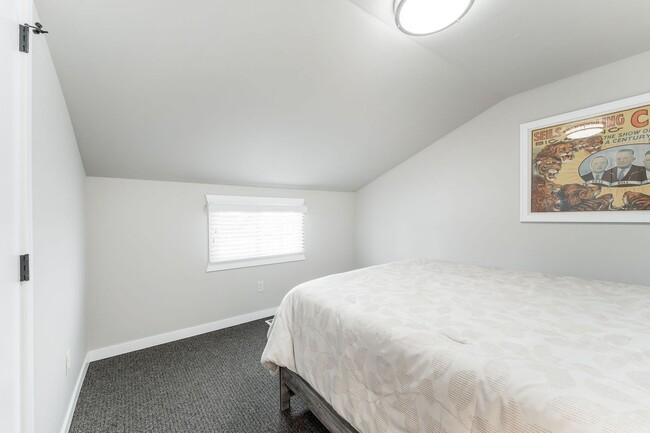 Building Photo - FURNISHED HOUSE! Short or Long Term! Large Newly Renovated Fully Furnished Modern 5 Bedroom Home ...