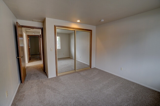Building Photo - 2 bedroom, 1 bath duplex in the North End.