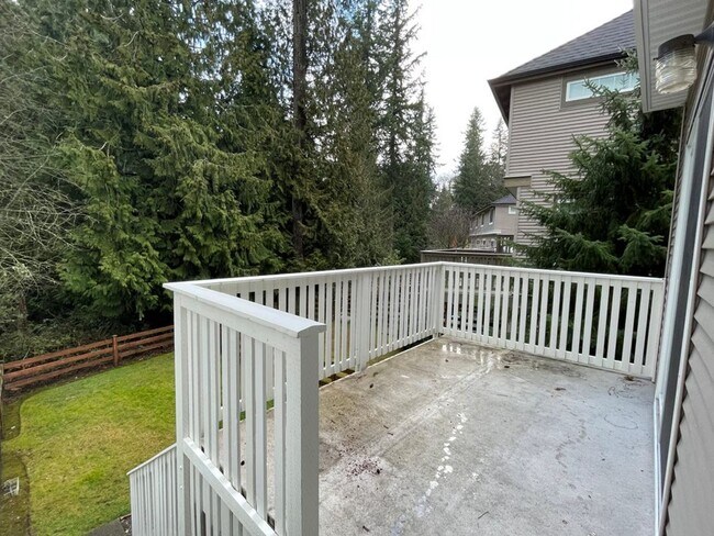 Building Photo - Stunning End Unit Townhome in desirable Redmond Ridge neighborhood; 2BD/2BA