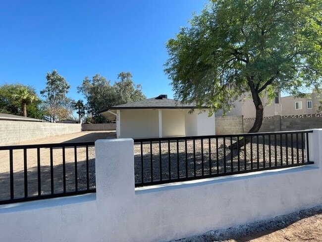Building Photo - Newly Remodeled 1 Bedroom at end of culdesac, private gate