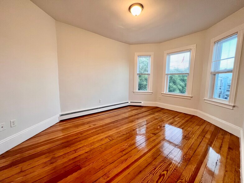 Building Photo - 15 Romsey St