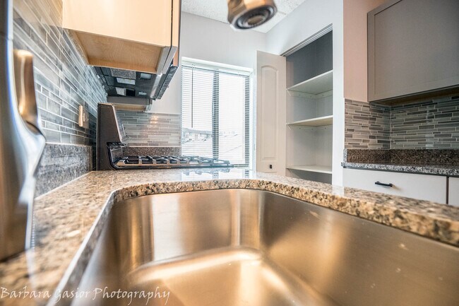 Building Photo - 835 Pearson St