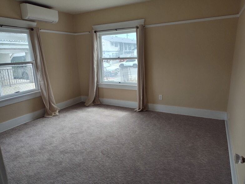 Front bedroom - 4210 Highland Ave