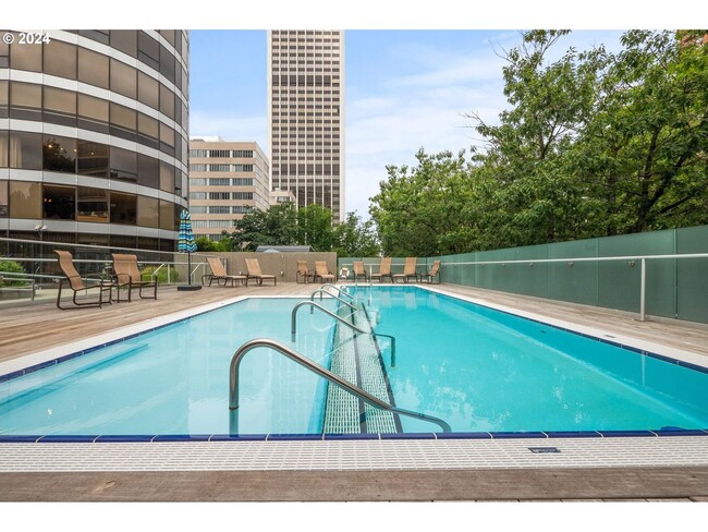 Building Photo - Spacious Portland Plaza Condo with Washer/...