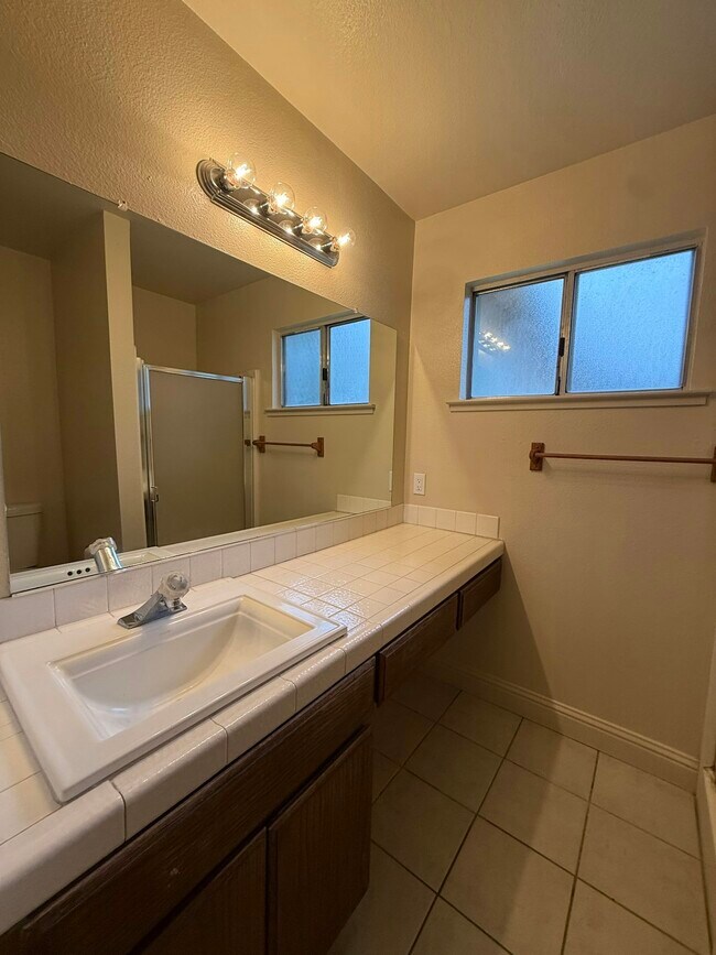 Building Photo - 1725 S Sacramento St